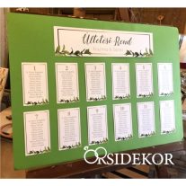 Esküvői ültetési rend virágos grafikával díszítve 