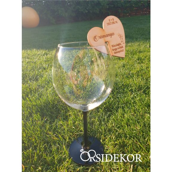 Pohárra tehető fa ültetőkártya szíves