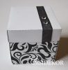 Dobozos esküvői meghívó szalaggal és strasszal díszített, mintás dobozban, 7x7 cm