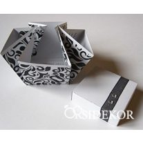   Dobozos esküvői meghívó szalaggal és strasszal díszített, mintás dobozban, 7x7 cm