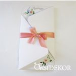 Kinyitható virágos esküvői meghívó szalaggal átkötve