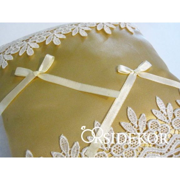 Arany gyűrűpárna csipkével és szalaggal