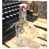 Csatos pálinkás üveg (üresen) ültetőkártyával