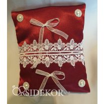   Bordó gyűrűpárna szalaggal, csipkével és gyönggyel díszítve