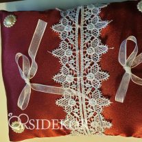   Bordó gyűrűpárna szalaggal, csipkével és gyönggyel díszítve