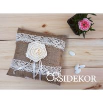 Juta gyűrűpárna csipkével és szatén virággal