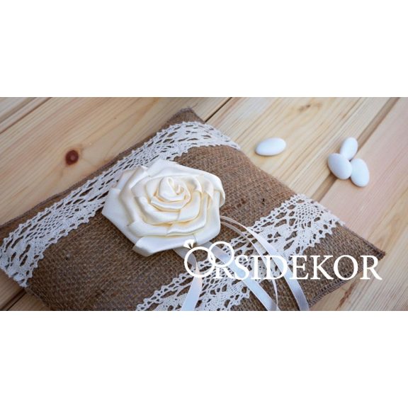 Juta gyűrűpárna csipkével és szatén virággal