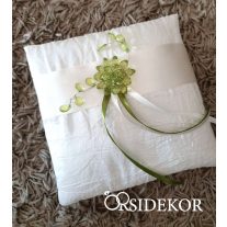 Gyűrűpárna szalaggal és zöld díszekkel