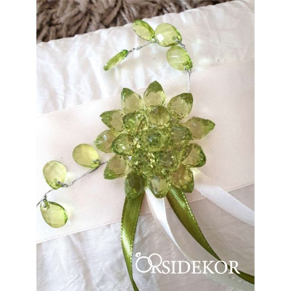 Gyűrűpárna szalaggal és zöld díszekkel