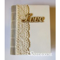   Dobozos gyűrűpárna csipkével és fa Love felirattal díszítve