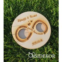 Egyedi fa gyűrűhordozó kör végtelen díszítéssel