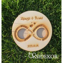 Egyedi fa gyűrűhordozó kör végtelen díszítéssel