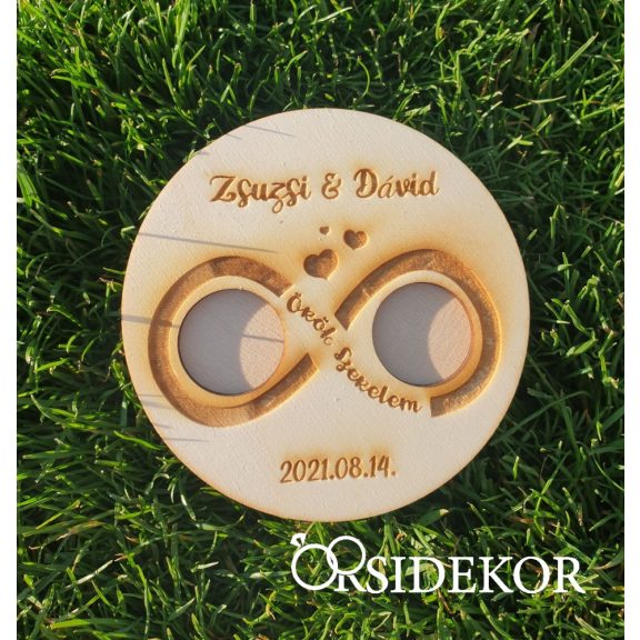 Egyedi fa gyűrűhordozó kör végtelen díszítéssel