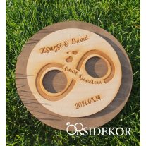 Egyedi fa gyűrűhordozó kör végtelen díszítéssel