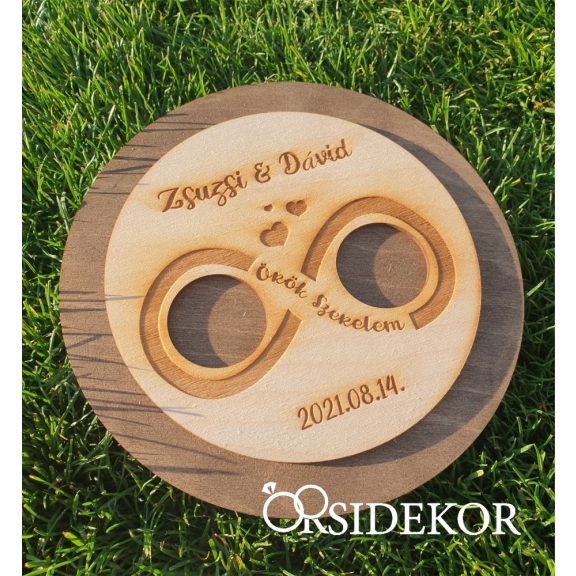 Egyedi fa gyűrűhordozó kör végtelen díszítéssel