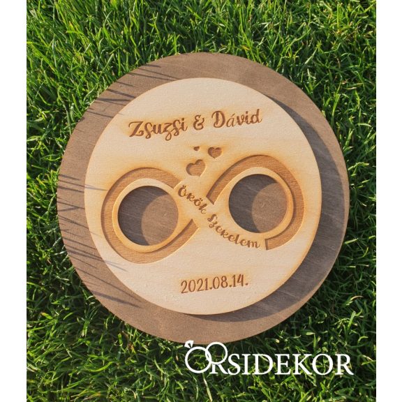 Egyedi fa gyűrűhordozó kör végtelen díszítéssel