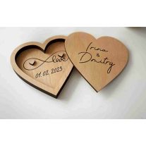 Egyedi fa gyűrűhordozó szív végtelen díszítéssel