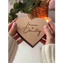 Egyedi fa gyűrűhordozó szív végtelen díszítéssel