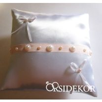 Gyűrűpárna szalaggal és gyöngyökkel