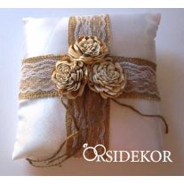   Szatén gyűrűpárna vintage stílusban - jutával, csipkével és rusztikus virággal