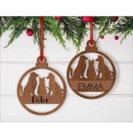 Karácsonyfadísz megszemélyesítve – kutya és macska