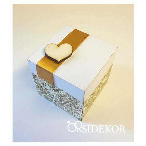Dobozos esküvői meghívó mintás dobozban, kis fa szívecskével 7x7 cm