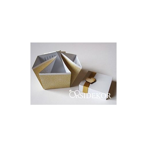 Dobozos esküvői meghívó mintás dobozban, kis fa szívecskével 7x7 cm