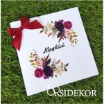 Egyedi esküvői meghívó virág motívummal