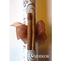 Kémcsöves esküvői meghívó szalaggal és fahéjjal