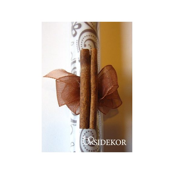 Kémcsöves esküvői meghívó szalaggal és fahéjjal