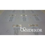 Esküvői ültetési rend szalaggal díszítve 