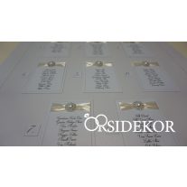 Esküvői ültetési rend szalaggal díszítve 