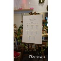 Esküvői ültetési rend szalaggal díszítve 