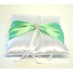   Gyűrűpárna hangsúlyos szalaggal és elegáns brossal díszítve 