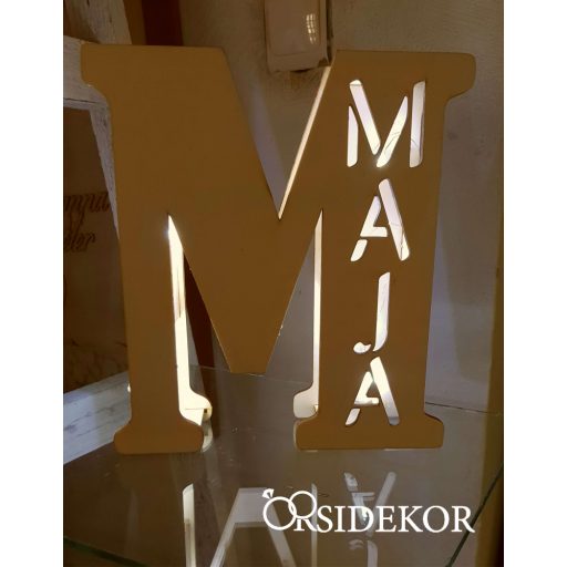 Neves, betű alakú fali lámpatest fából