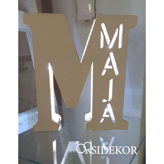 Neves, betű alakú fali lámpatest fából