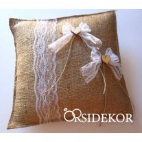   Juta gyűrűpárna vintage stílusban csipkével és fa szivecskékkel