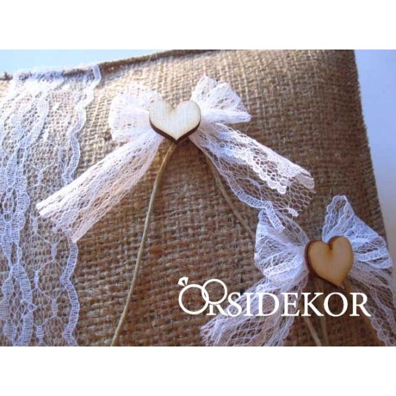 Juta gyűrűpárna vintage stílusban csipkével és fa szivecskékkel