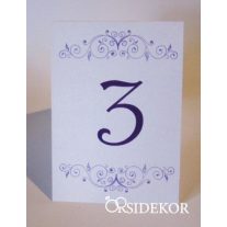 Asztalszám papírból nyomtatott virágos mintával