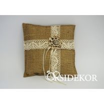 Juta gyűrűpárna csipkével és virággal