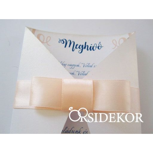 Kinyitható esküvői meghívó szalaggal díszítve
