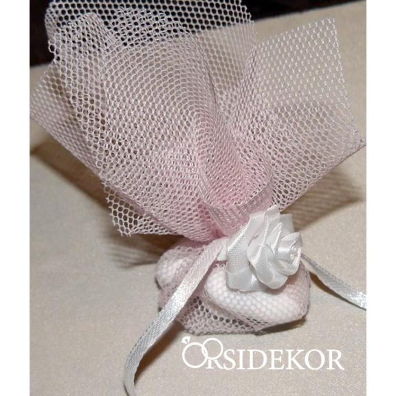 Köszönetajándék cukrozott mandulával rózsaszín tüllbe csomagolva