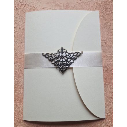 Esküvői meghívó szalaggal és fém pillangós dísszel