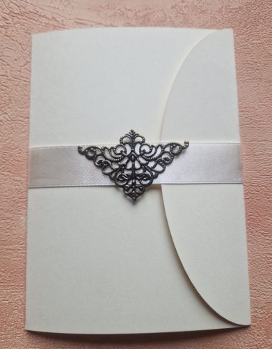 Esküvői meghívó szalaggal és fém pillangós dísszel