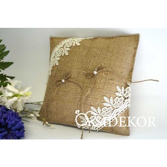 Juta gyűrűpárna csipkével és gyönggyel