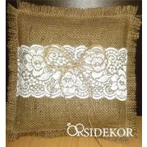 Juta gyűrűpárna csipkével és spárgával