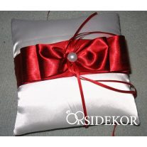 Gyűrűpárna szalaggal és gyönggyel díszítve