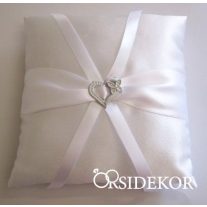 Gyűrűpárna szalaggal és brossal díszítve