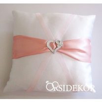 Gyűrűpárna szalaggal és brossal díszítve