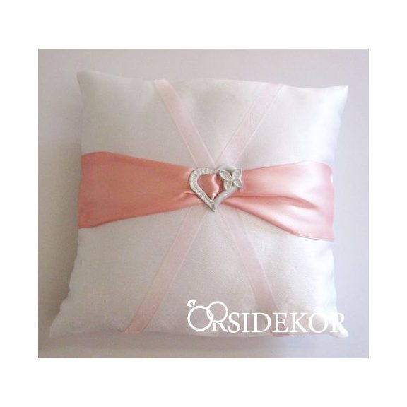 Gyűrűpárna szalaggal és brossal díszítve